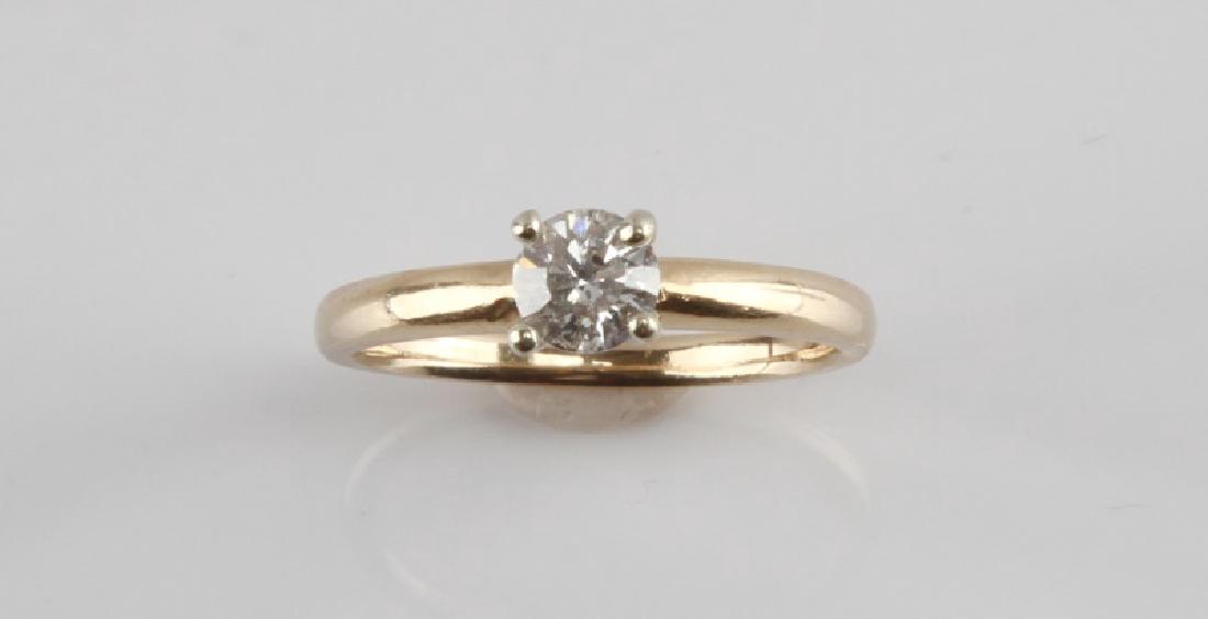14KT YELLOW GOLD & DIAMOND WEDDING RING .50 TCW: Yellow gold band with 5mm round cut center diamond with I1 clarity and J-K color. Diamond has internal fracture as well as inclusions. Tiny ding at side. Band is marked "Keepsake 15 LSC 14K 1/2".