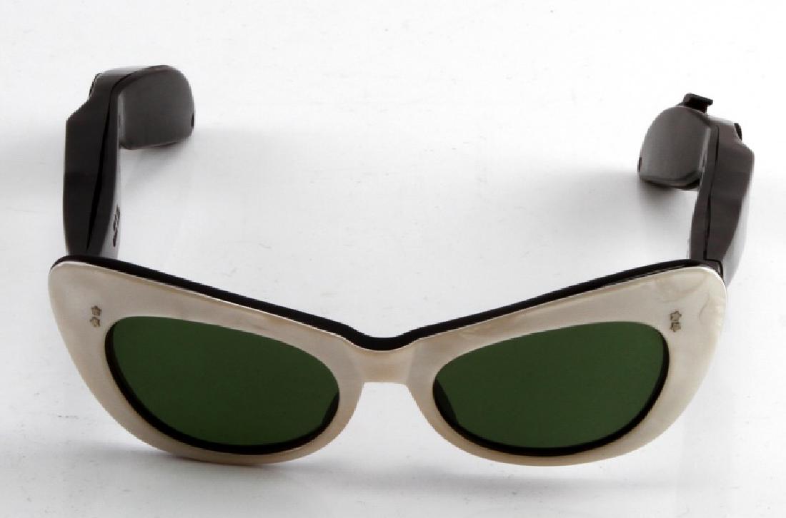 VINTAGE RETRO CATS EYE TRANSISTOR RADIO SUNGLASSES: Black and creme, original case reads ROSS Transistorized Sunglass Radio Model RE-103. Requires a battery, untested for function.