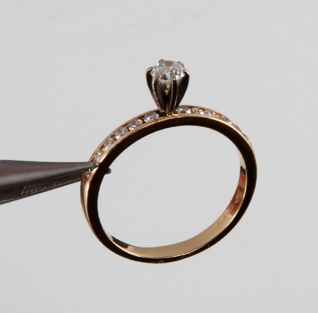 14KT YELLOW GOLD & DIAMOND WEDDING RING .35 TCW: Features a round cut center diamond that measures 3.5 mm with VS1 clarity and I-J color. The surrounding 12 round diamonds measure about 1.5 mm each with SI1 clarity and I-K color. Very good condition