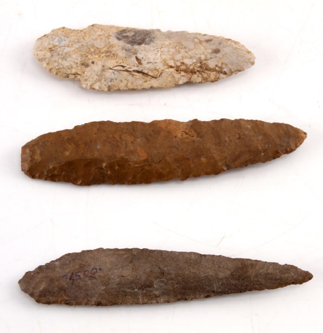 LOT OF 3 ARROWHEAD POINT KNIFE LOT MORSE KNIFE: Two smooth knives, one grey, one brown, parallel flaking, about 5.5 inches long. One rough Morse knife from Snake Creek, Illinois, 4.5 inches. Very good condition. Unauthenticated, sold as is.