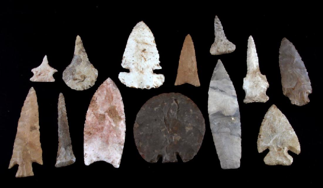 LOT OF 13 ARROWHEAD POINTS WITH FEW DRILLS: Clovis and Dalton type, couple with dovetail base, one large round one, random broad to parallel flaking, few drills, and more. Very good condition. Measure between 2 and 5 inches long. Modern reprodu