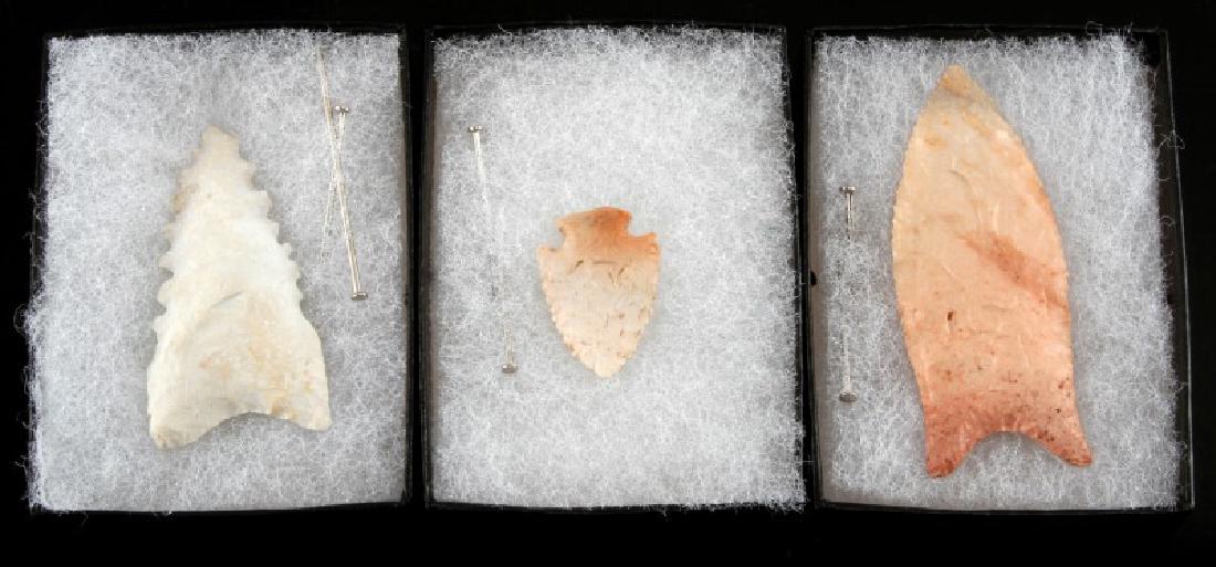 NATIVE AMERICAN CARVED CHERT ARROWHEAD LOT OF 3: The first arrowhead is a Dalton point carved from a beige chert. It has a collateral flaking pattern, and measures 2 7/8 inches long. The second is a white chert Cahokia point. It has a random flaking