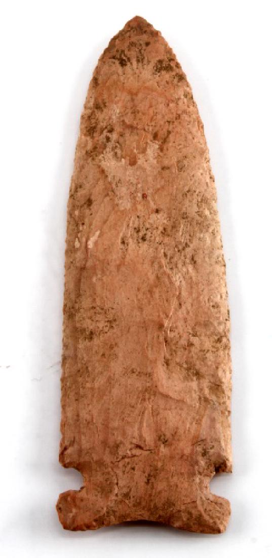6 INCH OSCEOLA TYPE ARROWHEAD POINT PINK CHERT: Exhibits broad random flaking and secondary chipping, side notched, concave ground base. Measures 6 inches long. Very good condition. Unauthenticated, sold as is.