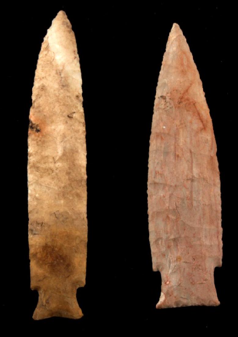 PAIR OF NEOLITHIC NATIVE AMERICAN CHERT ARROWHEAD: Native American chert arrowhead. One is a Holland point measuring 5 1/4 inches, expanding base, and oblique transverse flaking pattern. Second is an Etley point measuring 6 1/4 inches and has flutes.