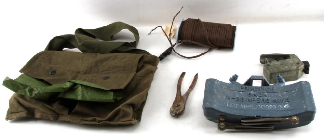 APERS M-33 PRACTICE CLAYMORE COMPLETE KIT: Apers M-33 practice claymore with roll wire, detonator (M-57 firing device), bag, and M-40 tester. Comprised of a plastic shell with weighted core and folding legs on the exterior. Very good condition