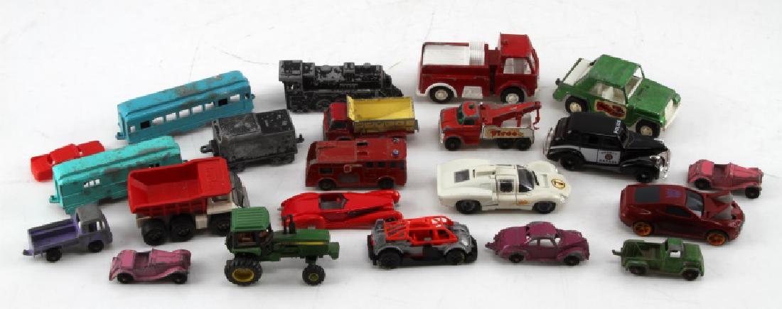 22 VINTAGE ASSORTED DIE CAST TOY VEHICLE LOT: Lot of 22 vintage and newer diecast toy vehicles includes: Midgetoy, Lledo, Solido, Tootsie Toy, Tonka, Hot Wheels, and Matchbox. Buses, service trucks, train, police, cars, and more. All in good cond