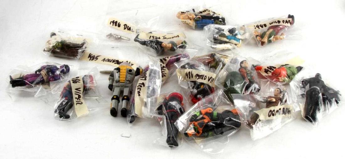 HUGE LOT OF ASSORTED VINTAGE HASBRO G.I JOE FIGURE: LArge lot of Vintage G.I Joe items including but not limited to : 1984 SHARC diver,1986 Thrasher Dreadnok, Thunder Mach Diver, 1987 Techno-Viper cobra battlefield tech, 1988 Astro-Viper Cobranaut (rar