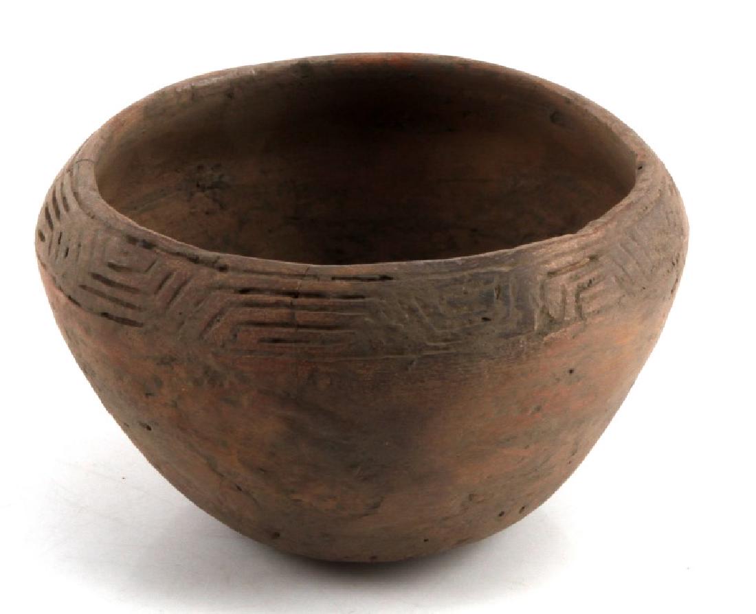 ANTIQUE CLAY CADDO POT W ENGRAVED RIM WHITE CO GA: From White County, Georgia. No chips or cracks present. Simple line design pattern around rim. Measures approx. 3.25 inches tall with 4.5 inch diameter. Very good condition with a few cracks present n