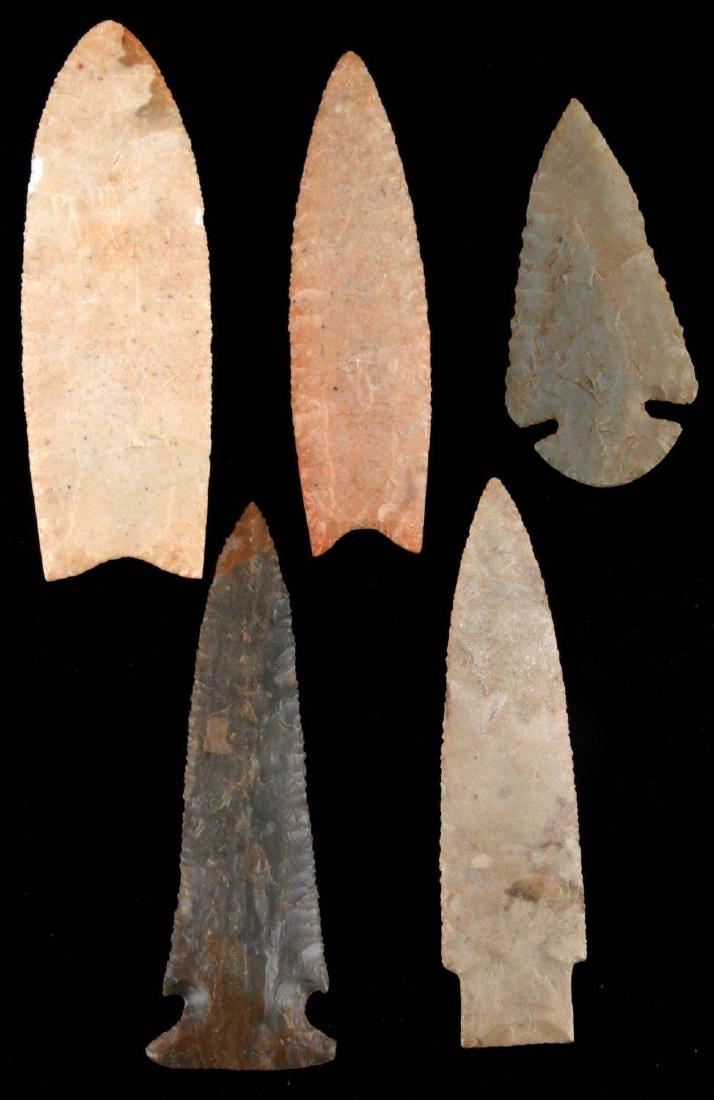 LOT OF 5 ARCHAIC DOVETAIL ARROWHEAD NEOLITHIC: Lot of 5 Neolithic to Archaic Chert, Clovis, and some fluted arrow points one of which appears to be a chert semicircle backed red stone , and another Dovetail point found in Mayfield, Kentucky. Items