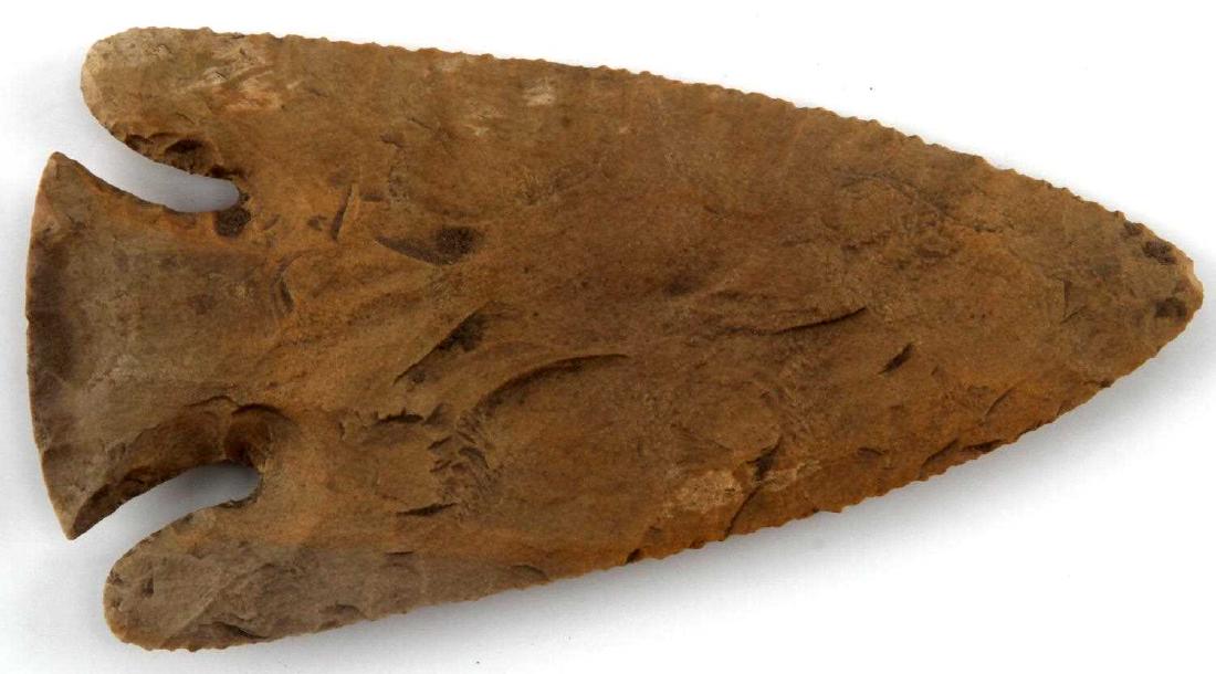 3 5/8 INCH LONG BASAL NOTCHED KENTUCKY ARROWHEAD: 3 5/8 inch long Basal Notched arrow point found in Lost Lake in Gallatin County, Kentucky. This arrow point is not multicolored and appears to be monochromatic with a beige off-white color with visibl