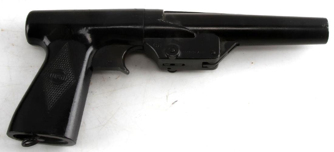 WWII USN SEDGLEY SIGNAL FLARE GUN PISTOL MARK 5: WWII US Navy Mark 5 signal pistol. Dark blue finish on the 6" barrel, receiver and trigger. Moulded black bakelite grip with "USN". Folding lanyard ring on butt.VG condition. Caliber: FLARE