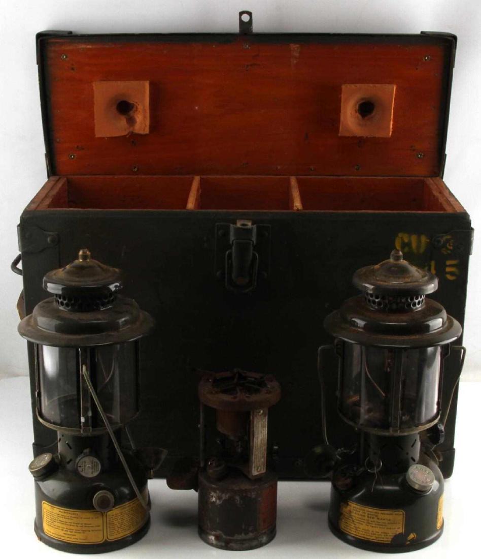 US VIETNAM WAR COLEMAN LANTERN CHEST SET: U.S. Vietnam War Coleman gasoline lantern set with transit set. Included are the 2 original lanterns and 1 gas stove burner. Box measures 24"x9"x16 1/2". VG condition.