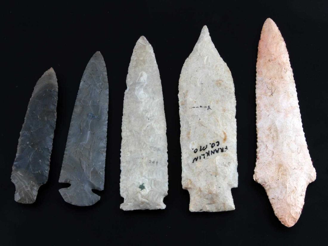 5 INDIAN ARROWHEAD LOT COLORADO MISSOURI ILLINOIS: Mixed lot of 5 arrowheads. Includes Brown County Illinois (5 1/2"), Franklin County Missouri (5 7/8"), Greene County Colorado (4 7/8"), and 2 unknown (6 5/8" and 4 1/4"). Private Missouri collection.