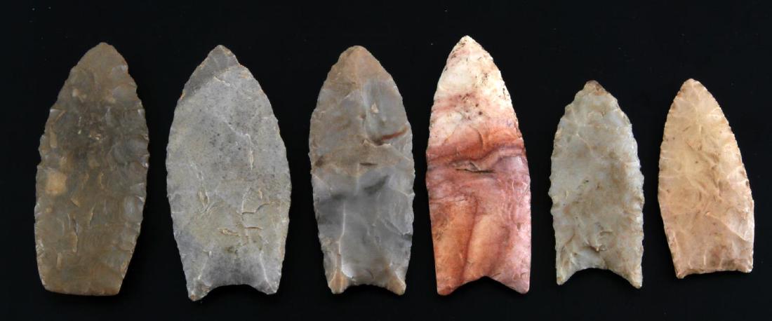 6 CLOVIS TYPE INDIAN ARROWHEAD POINT LOT: Lot of 6 Clovis arrowhead points. Measure 2 3/4", 2 3/4", 2 1/8", 2 5/8", 2 1/8", and 2 5/8". All in VG condition with no cracks. Private Missouri collection.