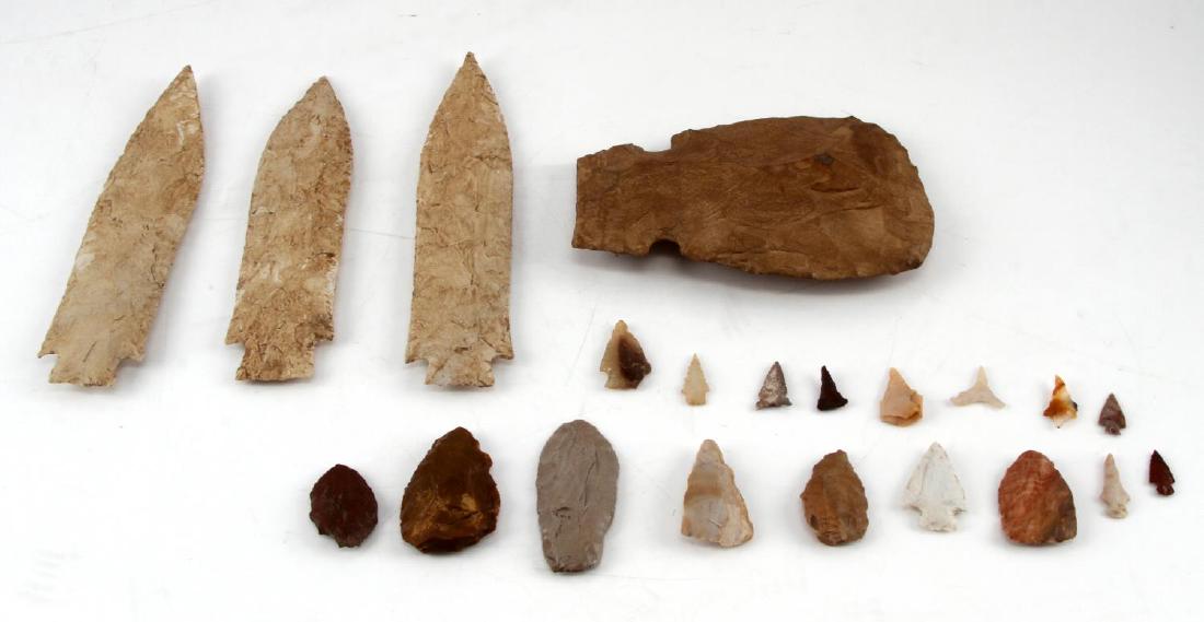 MIXED ARROWHEAD POINT PRIMITIVE TOOL AXE HEAD LOT: Lot includes: one large 6 inch axe head, 3 Benton type points with broad flaking, and several points and bird points. From southeastern US. Good condition.