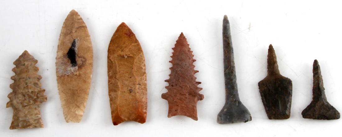 7 DRILL CLOVIS ARCHAIC PALEO ARROWHEAD LOT: Lot of mixed arrowheads. Includes 3 drills, 2 serrated Archaic n, and 2 Clovis. Lengths of drill are 3 1/2", 2 1/4", 1 7/8". Clovis are 3 3/8", 3 5/8". Serrated are 2 1/2" and 2 3/4". All in VG condit