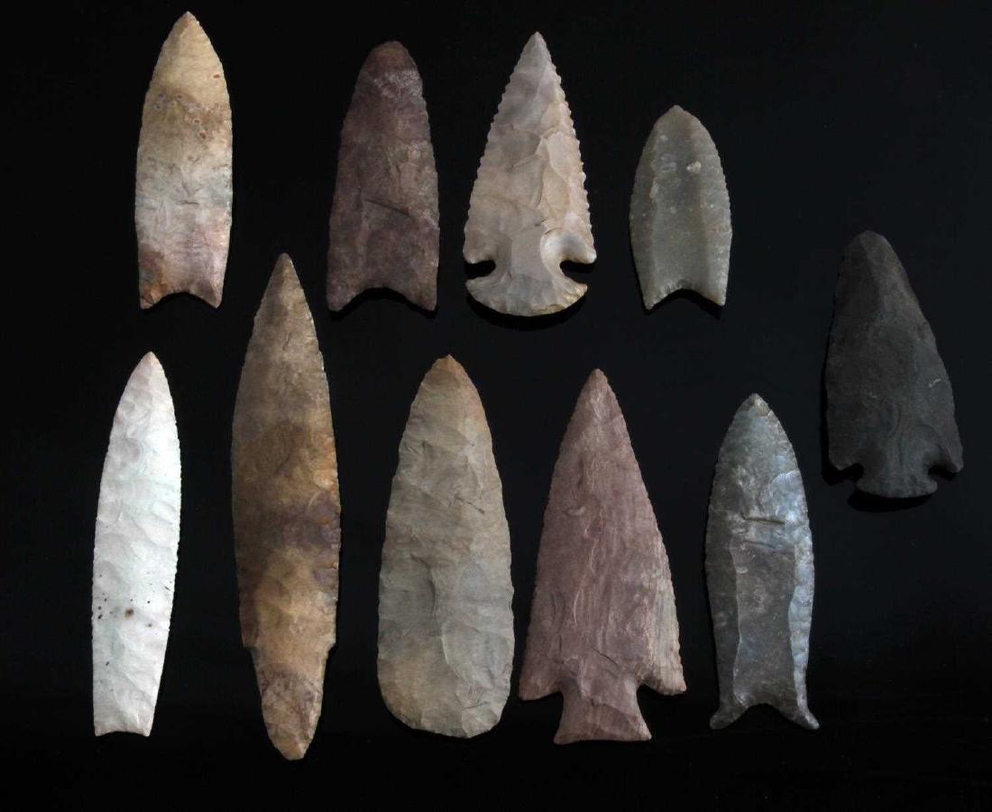 LOT OF 10 ARROWHEAD POINTS DIFFERENT CHERT FLINT: Lanceolate, triangular, and few broad shaped points. Adena, Lost Lake, Clovis, and more. One gray point with ears and flute to each side. Excellent flaking to white one. Very good condition. Measure 2