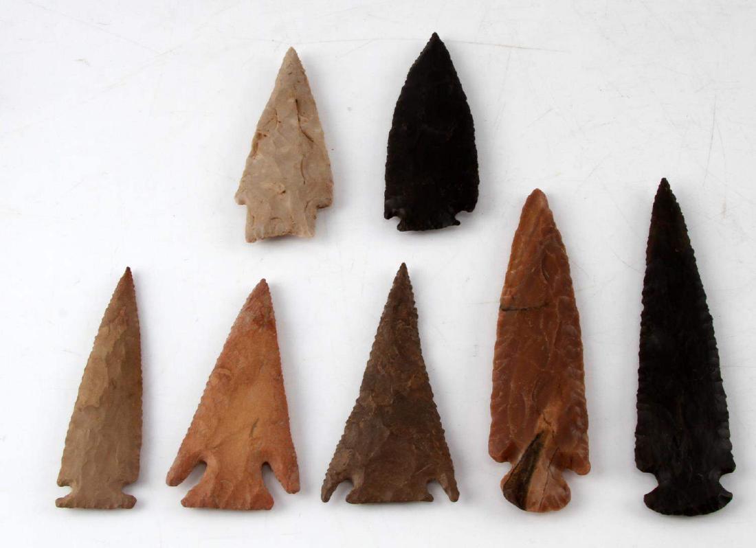 NATIVE AMERICAN CHERT CARVED ARROWHEAD POINT LOT: Lot containing 8 arrowheads carved from chert. First is a 6 inch Kirk point with a collateral flaking pattern. The second point is a Lost Lake point which measures 4 inches in length and has a horizon