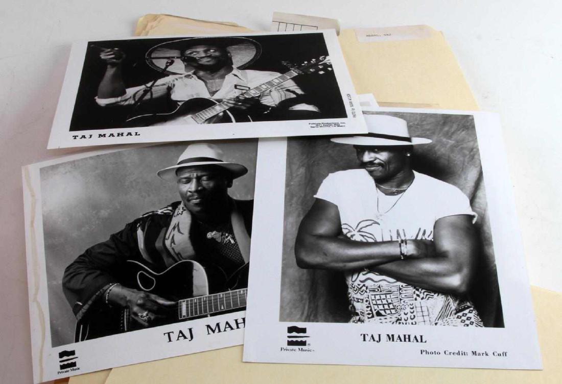 LARGE GROUPING OF PRESS PHOTOS ACTORS ARTISTS: 150+ in group. Includes Mr. Wizard's World, Murder She Wrote, General Hospital, Muppets, Zorro, Jackie Mason, Mr. Ed, Mister Roger's Neighborhood, Moonlighting, Mork And Mindy, Twin Peaks, Mickey Roon