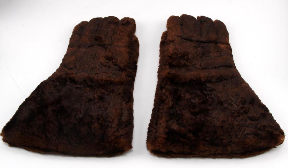 CIRCA 1890 BEAVER SKIN STAGE COACH GLOVES MUCKLUK: Circa 1890 beaver skin stage coach gloves. Large in size. Measure 14" x 9". Padded interior. VG condition.
