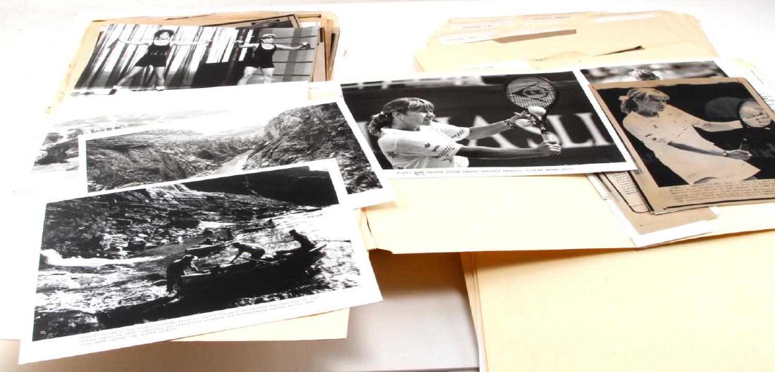 LARGE GROUPING OF PRESS PHOTOS ARTISTS ACTORS: 100+ press photos. Includes Steve Guttenberg, Heather Graham, Danny Glover, Whoopi Goldberg, Jeff Goldblum, Ving Rhames, Charlie Chaplin, Ray Charles, and many more. Overall very good condition with m