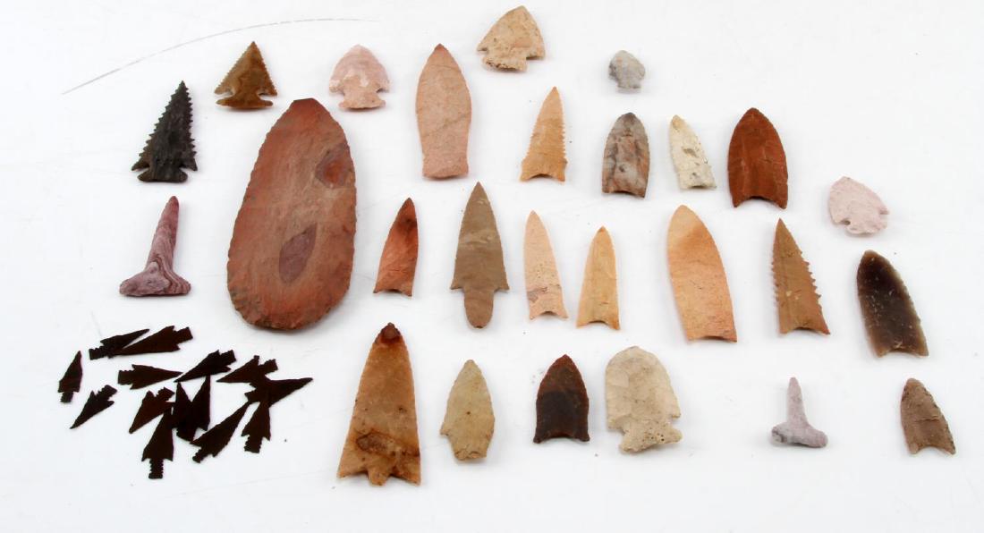 LARGE LOT OF ARROWHEAD POINTS ONE SCRAPER BIRD: The scraper is light red in color and measures 6.75 inches long. The arrowheads are made of different types of stone, some broad points, others lanceolate, parallel to broad flaking and few copper bir