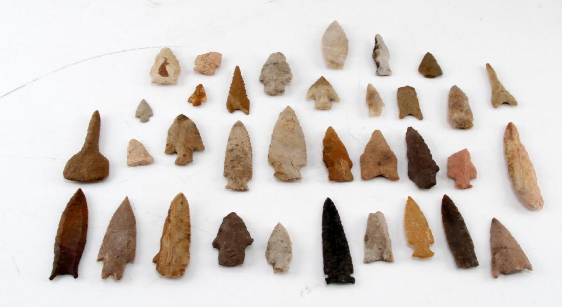 NATIVE AMERICAN CHERT CARVED POINT LOT OF 30+: Lot contains approximately 30 projectile points, most carved from some species of chert. Range is size from around 2 to 4 inches, and of a variety of different forms. In generally good condition. Seve