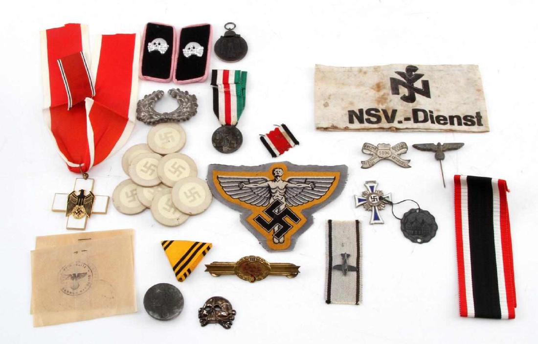 25 GERMAN WWII ITEMS BADGES CHIPS PATCHES MEDALS: 25 German WWII items. Includes 8 white party poker chips, Panzer collar tabs, NSV Dienst armband, Mothers Cross, ribbons, and more.