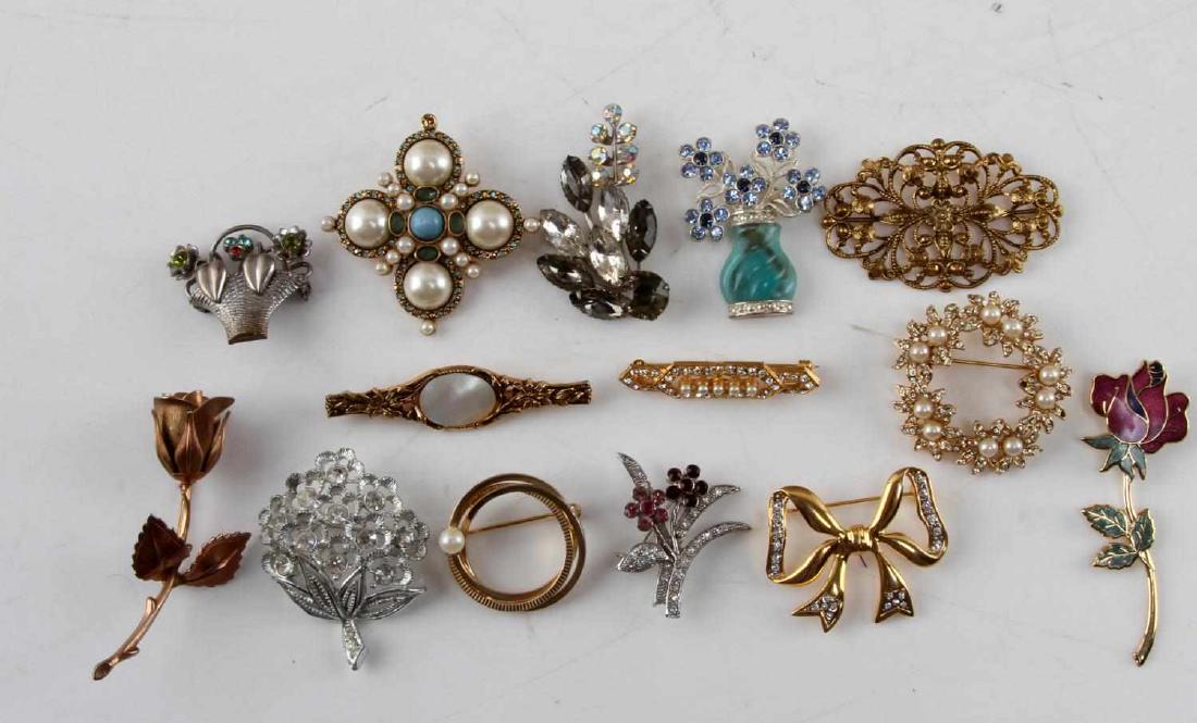 VINTAGE DESIGNER COSTUME JEWELRY BROOCH LOT: Lot of 14 includes brooches by Giovanni, Monet, Sarah Coventry, Ginnie Johansen and Avon. All in very good condition