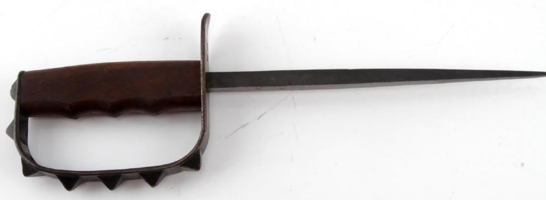 WWI 1917 US MILITARY TRENCH KNIFE W KNUCKLE DUSTER: WWI era U.S Military trench knife with knuckle duster , the trench knife bears a triangular blade and angled wooden handle with finger slits. The knuckle duster bears some raised spikes and is marked 