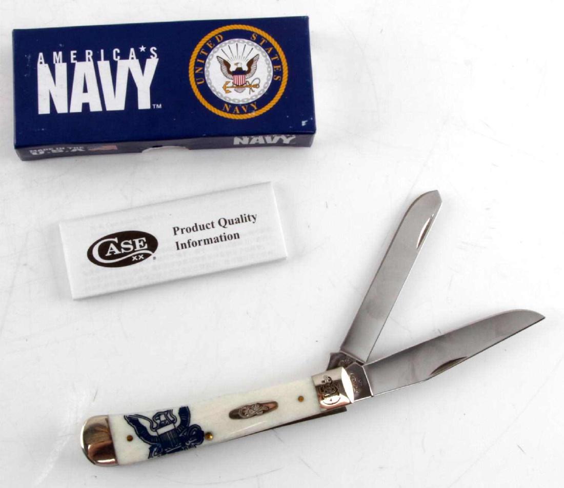 CASE XX US NAVY BONE TRAPPER KNIFE: Case XX US Navy Embellished Smooth Natural Bone Trapper knife. New in box. This lot has a reserve. This lot has a reserve.