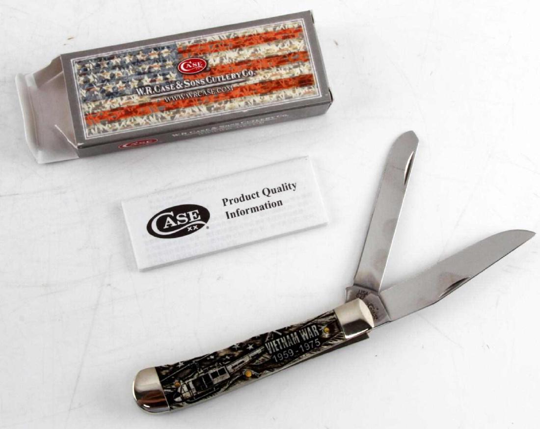 CASE XX WAR SERIES BONE TRAPPER KNIFE NEW: Case XX War Series- Enduring Freedom Embellished Smooth Natural Bone Trapper. New in box. This lot has a reserve.