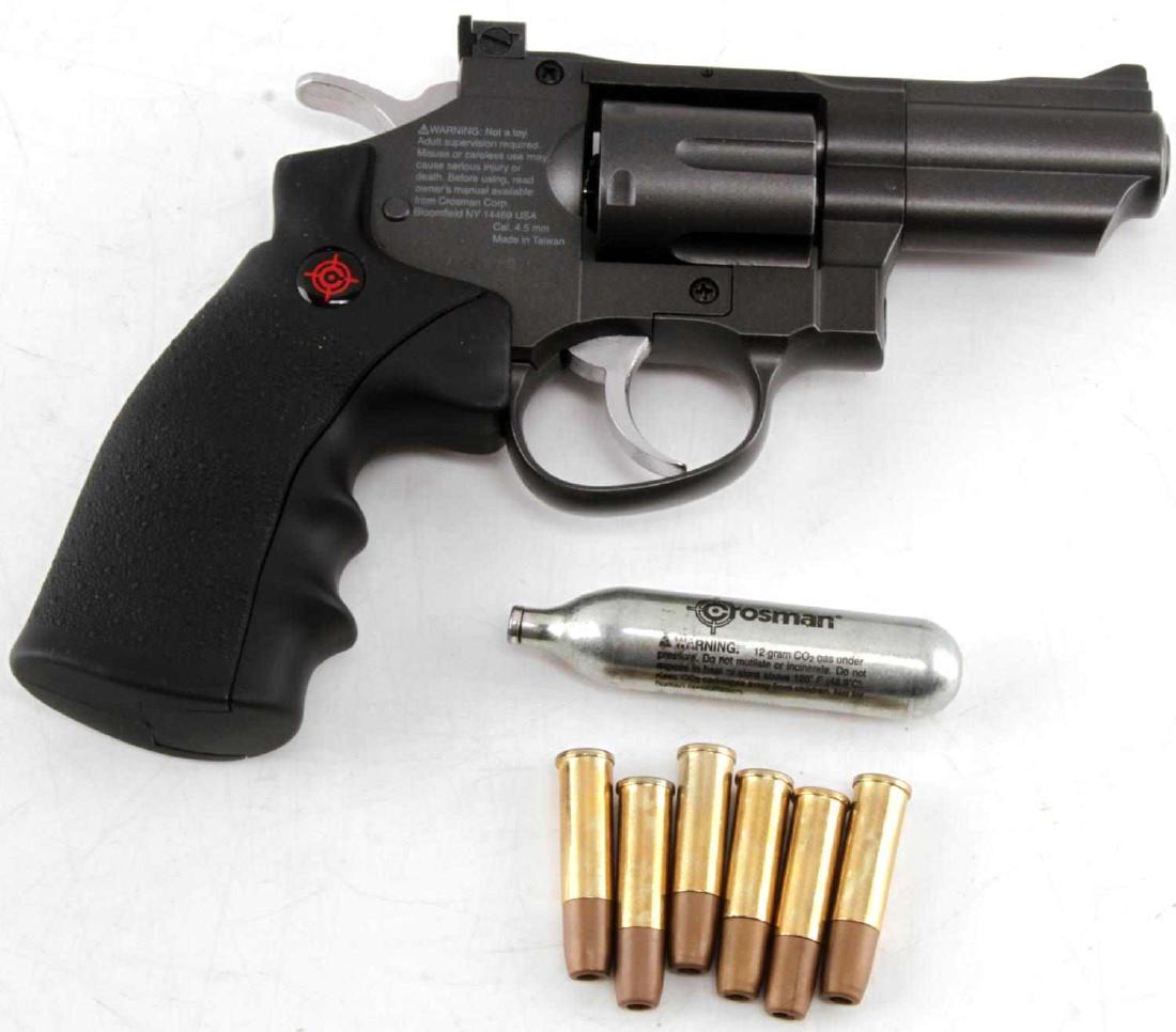 CROSSMAN CORP AIRGUN SNR 357 CO2 REVOLVER: Crossman SNR .357 6 shot airgun revolver. Serial number 17H91702. Black revolver. Includes six (6) BB holders and a CO2 canister. Very good condition.