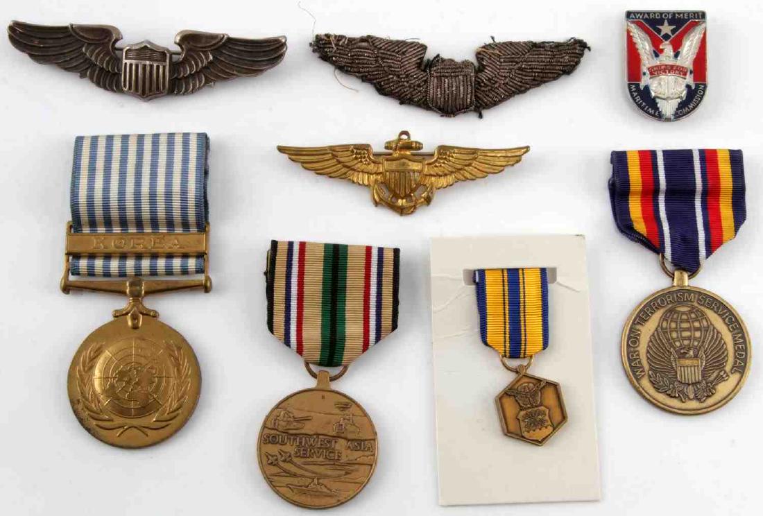 AMERICAN US MULTI CONFLICT BADGE & MEDAL LOT OF 8: This lot features a variety of US medals and badges including: 1 Korean war service medal with ribbon, 1 Persian Gulf Southwest Asia service medal, 1 WWII Sterling Pilot's wing badge, and more. Pilot'
