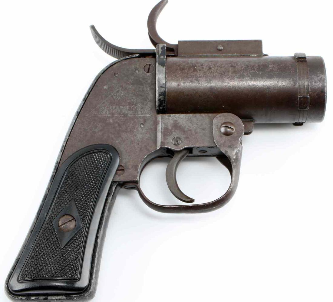 WWII U.S. M-8 PYROTECHNIC FLARE PISTOL: Very good original condition, Bakelite grip.
