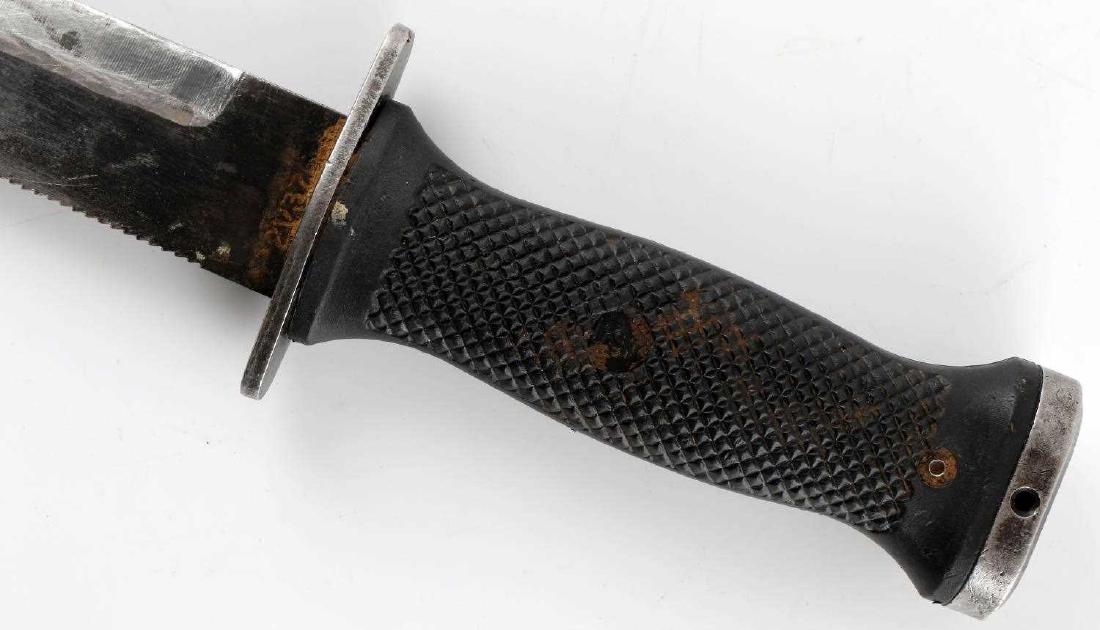 US NAVY SEALS MARK 3 MODEL 0 DIVING SURVIVAL KNIFE: This is a U.S. Navy Mark 3 Model 0 dive knife with frog and scabbard. The knife is marked "USN" on the grip. Additionally, it is marked "MK 3 MOD 0" and "2V375" on the riccaso. The scabbard is marked 