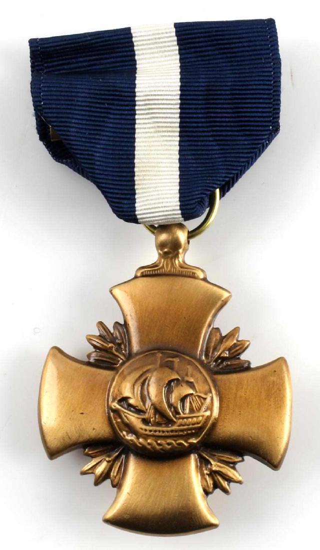 US NAVY WWII ERA NAVY CROSS MEDAL DECORATION: Navy Cross medal dating from around WWII. Includes presentation ribbon. In very good condition.