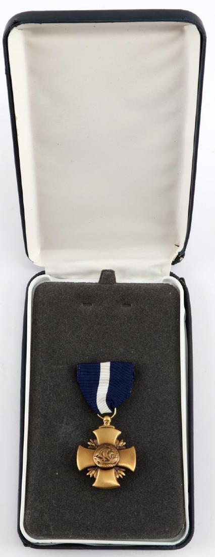 VIETNAM USN CASED NAVY CROSS DECORATION MEDAL: Vietnam USN Navy Cross Medal. Includes presentation ribbon and blue leatherette case. Bronze construction. The US Navy's 2nd highest award for gallantry in combat. Very good condition overall. Some we