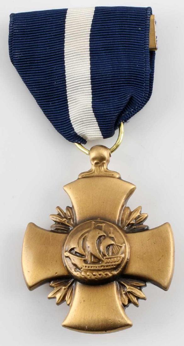 US NAVY CROSS MILITARY SERVICE VALOR MEDAL: Navy Cross medal. In very good condition.