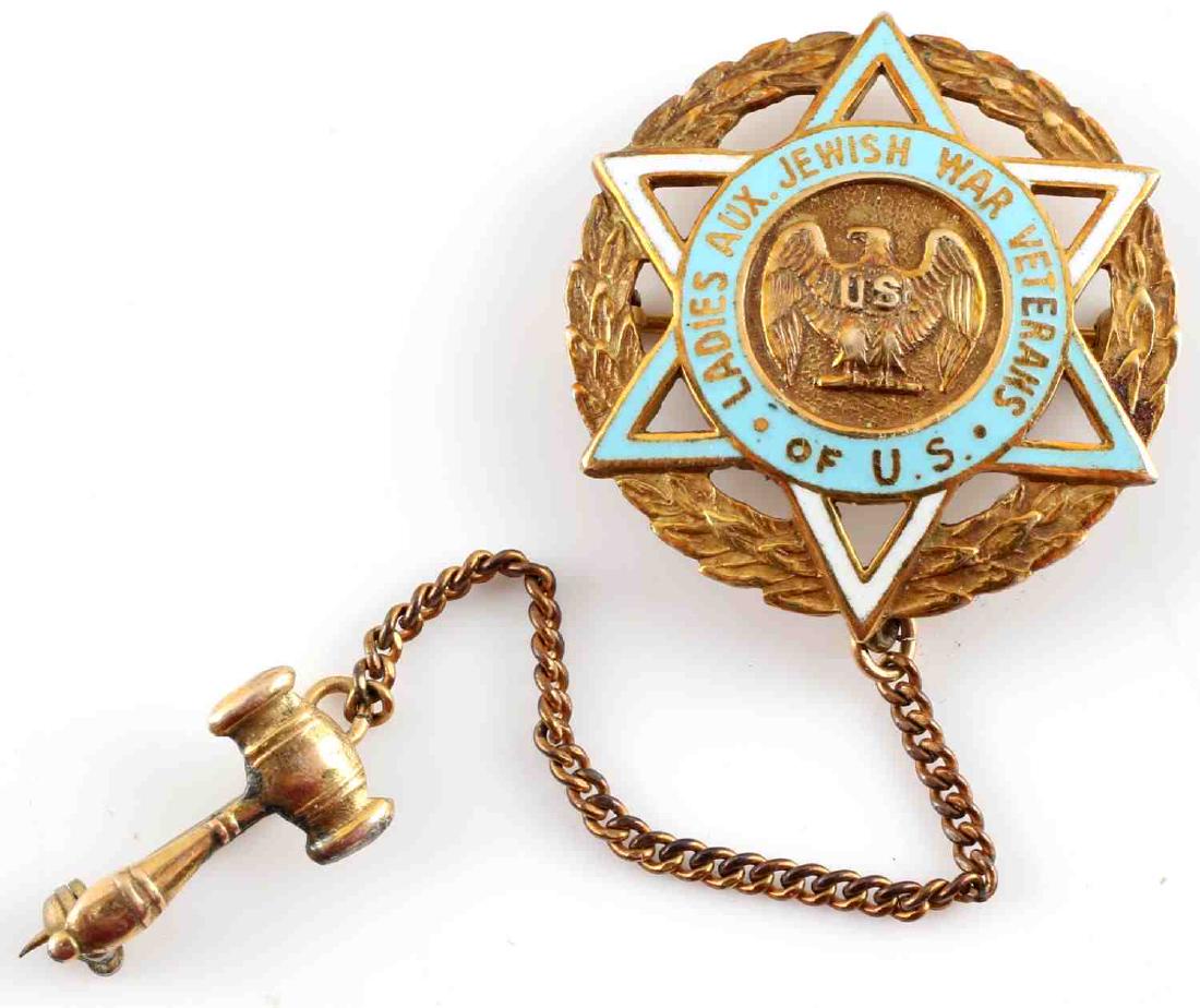 4 GRAM 14K GOLD LADIES JEWISH WAR VETERANS PIN: 4-Gram 14 Karat gold pin with gold wreath, enameled Star of David with central US eagle chain and gavel still intact. Item is in good condition with no signs of damage of any kind. NMRM63. This lot ha
