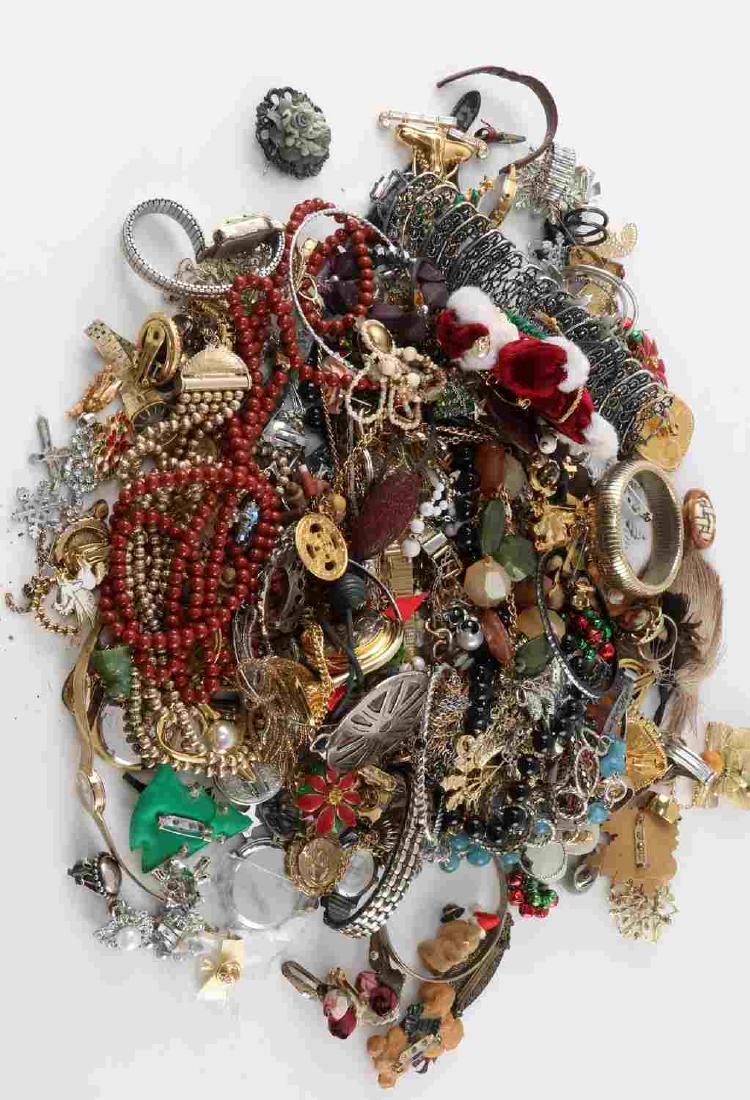 5.6 POUND OF COSTUME JEWELRY SOME SIGNED PIECES: 5.6 pounds of costume jewelry. Signed pieces include AVON, Trifari, Monet, AJMC, Sarah Coventry and Coro.