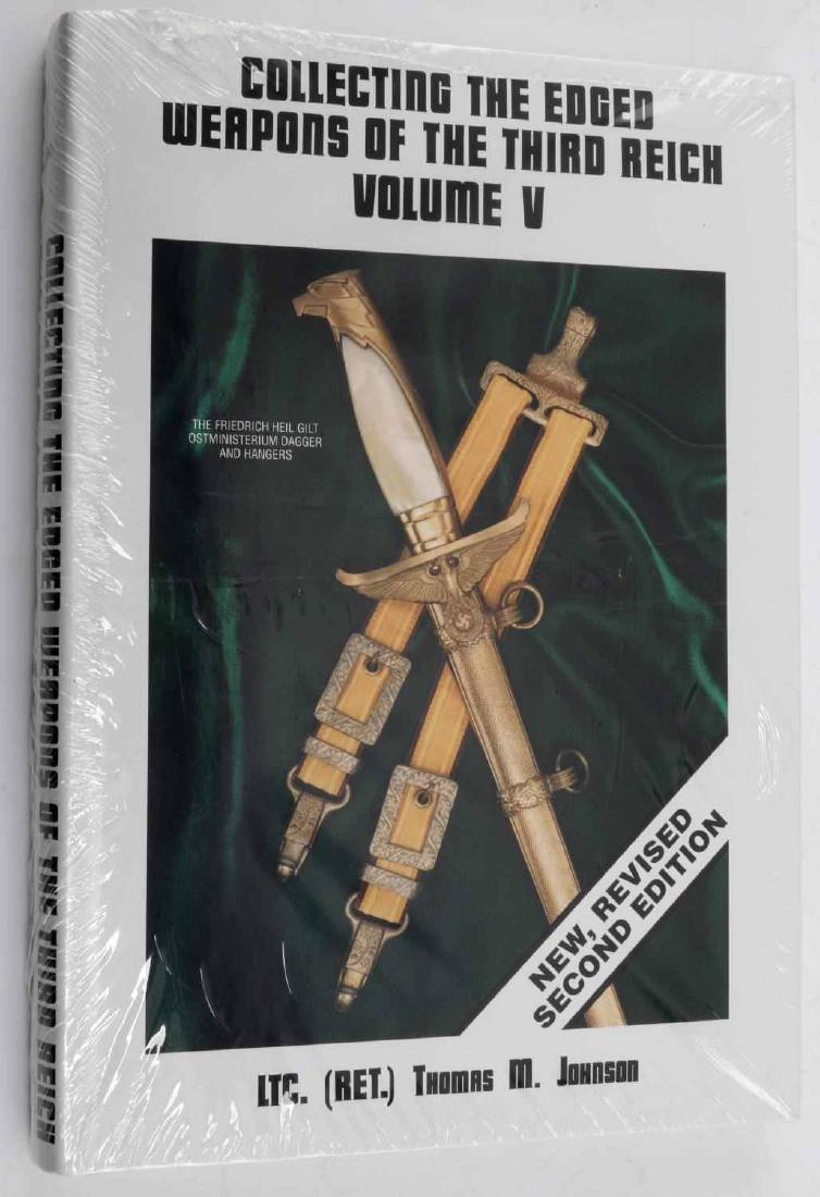 COLLECTING THE EDGED WEAPONS OF THE 3RD REICH V5: Volume 5 of an 8 volume series by Lt. Col. Thomas M. Johnson (retired US army) Second edition. Wrapped in plastic, new condition. This lot has a reserve.