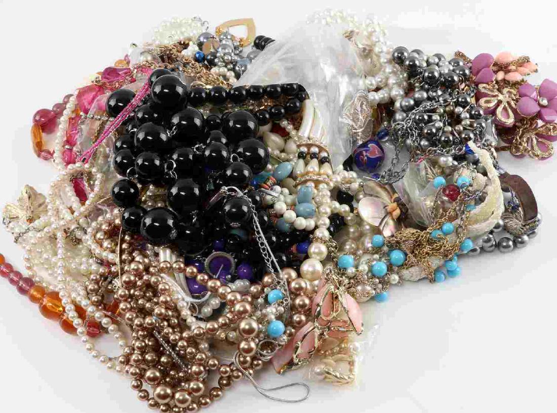 4.2 POUNDS OF MIXED COSTUME JEWELRY BEADS MODERN: Lots of beaded pieces, necklaces, bracelets, earrings, golden cross and more. Good condition.