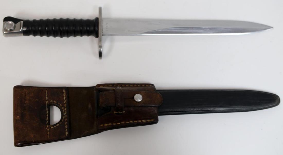 SWISS STGW57 DAGGER BAYONET & LEATHER FROG: Swiss STGW57 bayonet and leather frog. Has Victorinox 'V' maker mark.In very good condition. Minor scratches on the scabbard and small wear on the end.