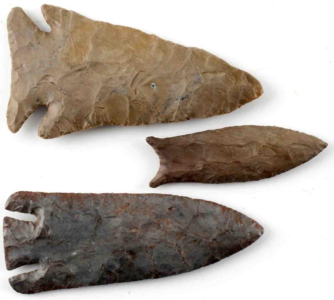 NATIVE AMERICAN CHERT ARROWHEAD POINT LOT OF 3: Lot contains three carved arrowheads. First is a Smith point attributed to Simpson County, KY measuring 4 1/2 inches long. Second is a Clovis point attributed to Limestone County, AL measuring 3 1/4 i