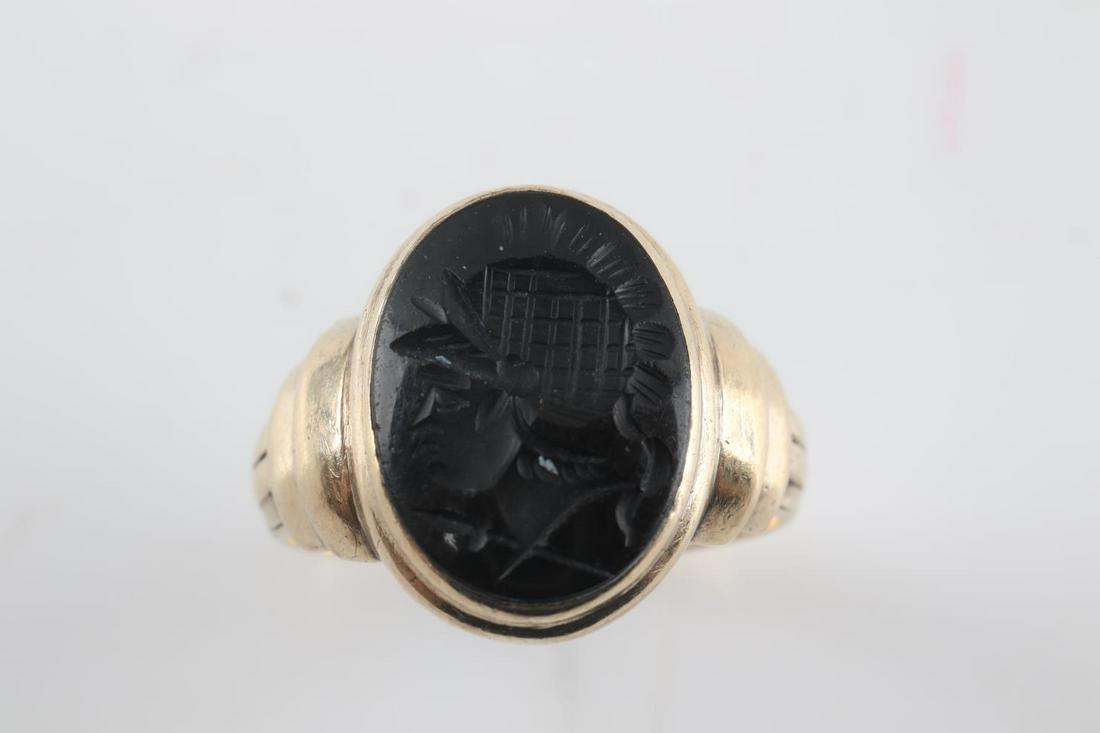 ANTIQUE MENS 10K INTAGLIO BLACK ONYX GOLD RING: Antique 10K gold ring with a black onyx intaglio of a bust of Athena. Onyx section measures 16x11mm in size. Ring weighs 4.8 grams and ring size is 10. In very good condition overall. Minor scuff mark