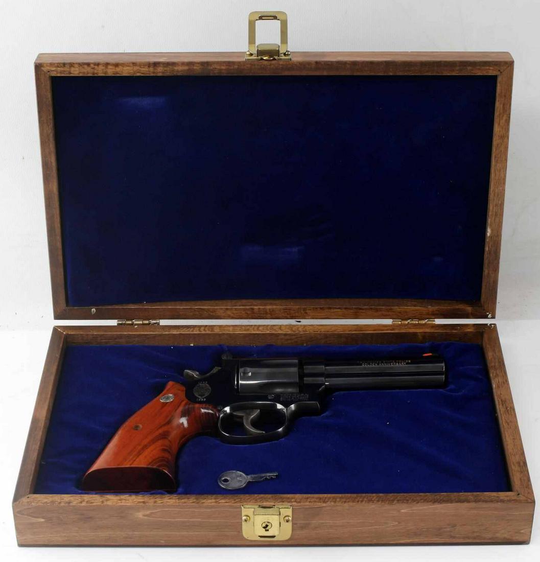 SMITH AND WESSON .357 MAGNUM NEW MEXICO POLICE: New Mexico Police 50th anniversary Smith and Wesson Mod. 586 .357 Magnum revolver. In original hard wood case with key and appears to have never been fired. Excellent condition overall. Features six s