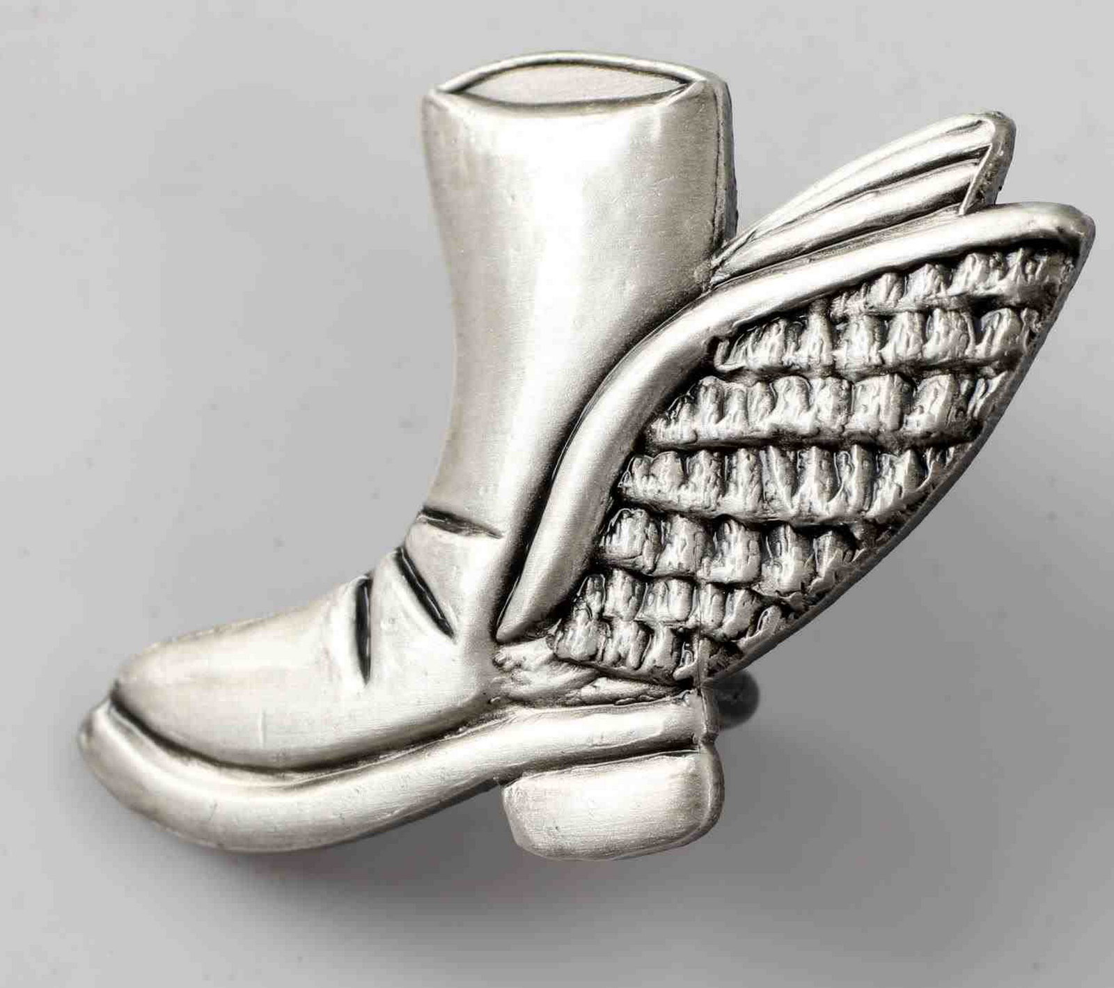 WWII US ARMY AIR FORCE WINGED BOOT BADGE: USAAF Winged Boot Badge. Measures 1 1/8 inches wide by 13/16 inches high. Has two British cotter pin style loops on the reverse. Nickel construction. In very good condition. Unauthenticated/Sold 'as i