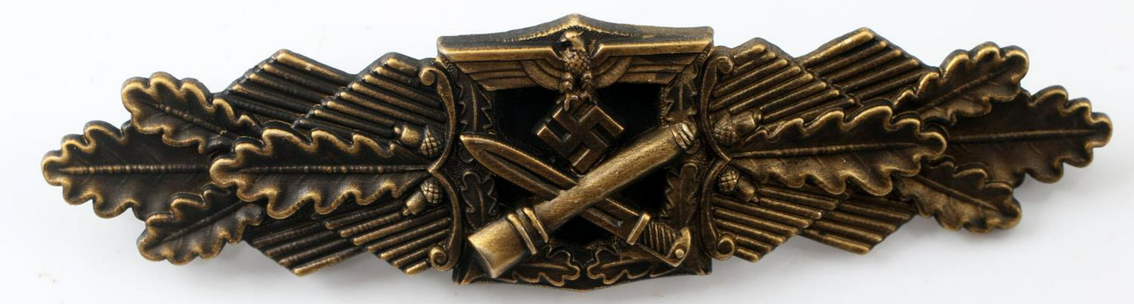 WWII GERMAN ARMY HEER GOLD CLOSE COMBAT CLASP: The front shows a German eagle with a crossed bayonet and grenade below at center. Flanked with oak leaves to each side. Reverse is marked 'Fec wE Peekhaus Berlin FLL', wide horizontal pin back, brass