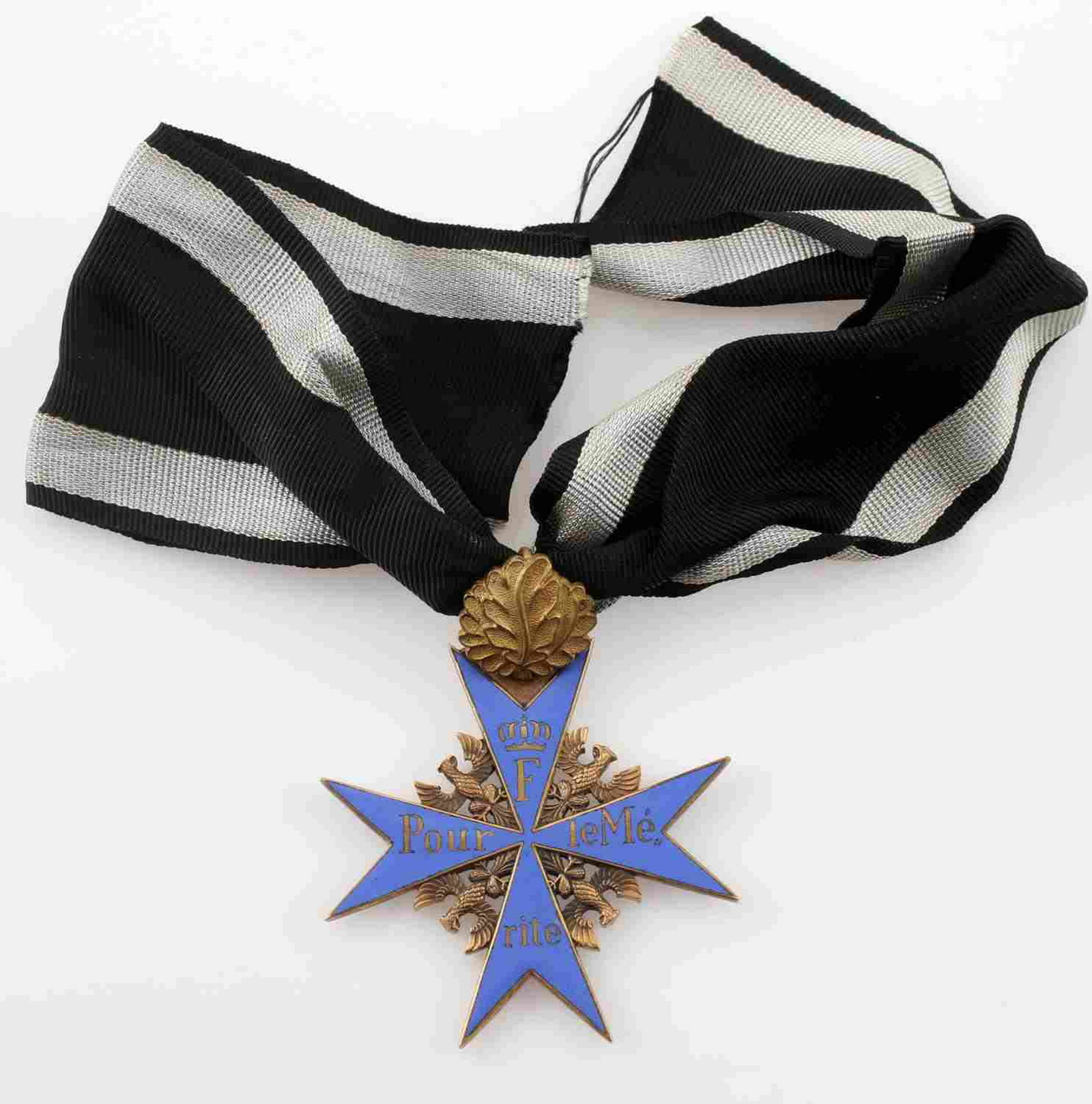 WWI IMPERIAL GERMAN PRUSSIAN POUR LE MERITE MEDAL: Prussian Pour le Merite medal with oak leaf device. Measures 2 1/8 inches wide by 2 3/16 inches tall. Top of the fan is marked "GODET". Blue enamel on both sides. Four eagles are gold-plated brass. In